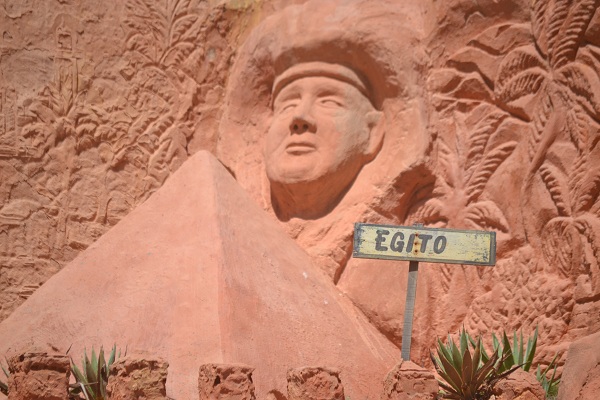Egito representado nas esculturas do Refúgio Dourado - Majorlândia - CE